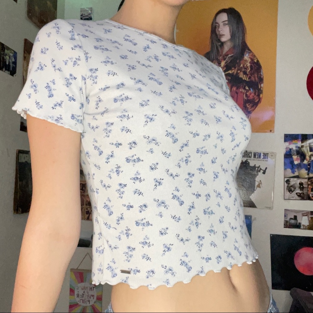 Hollister medium white and blue floral fitted crop top